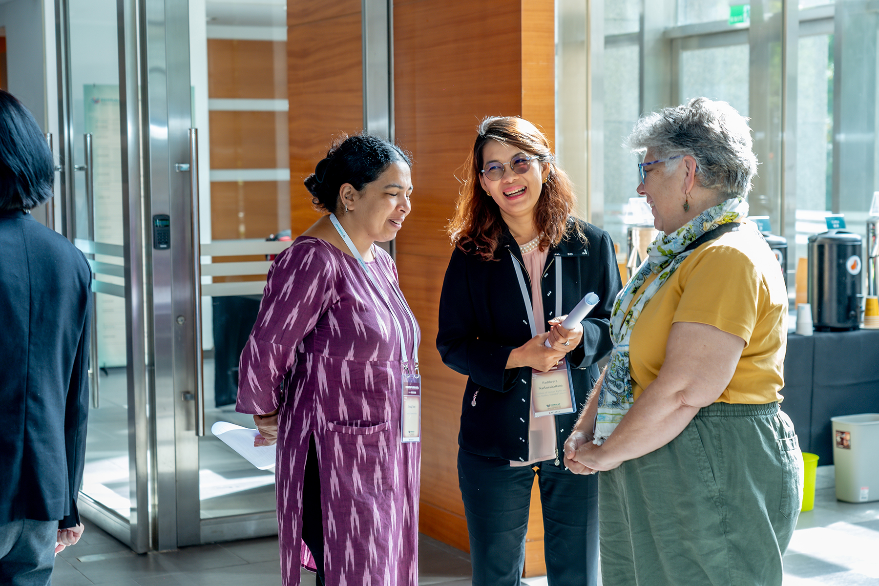 FIHRM-AP memprakarsai pertukaran pikiran dan dialog santai antar pakar hak asasi manusia dari berbagai negara. Dari kiri: Pooja Pant dari Nepal, Padtheera Narkurairattana dari Thailand, Linda Norris dari Amerika Serikat (Foto: FIHRM-AP)